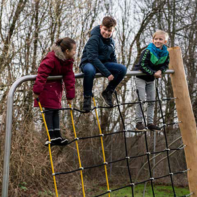 Barn klättrar i nät